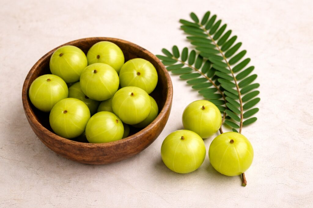 "आंवला के 10 अद्भुत फायदे दर्शाती ताज़े हरे आंवले की प्राकृतिक तस्वीर"
