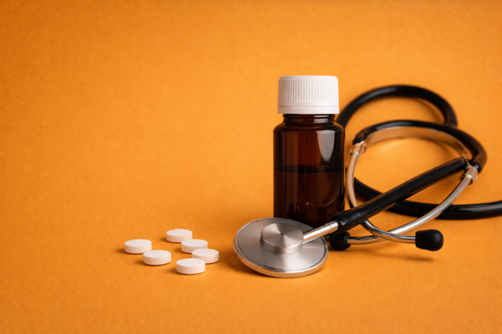 "एलोपैथी इलाज के फायदे और नुकसान दर्शाती दवा की शीशी, गोलियां और स्टेथोस्कोप की मेडिकल इमेज"